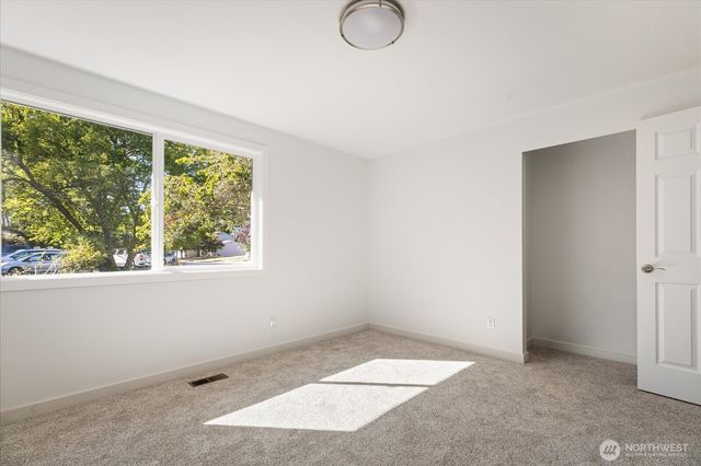 1501 SW Periwinkle Lane, Oak Harbor, WA 98277