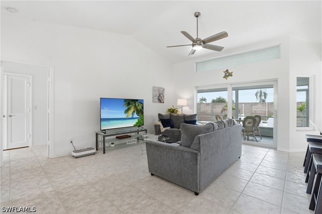 132 Bordeaux CIR, Naples, FL 34112