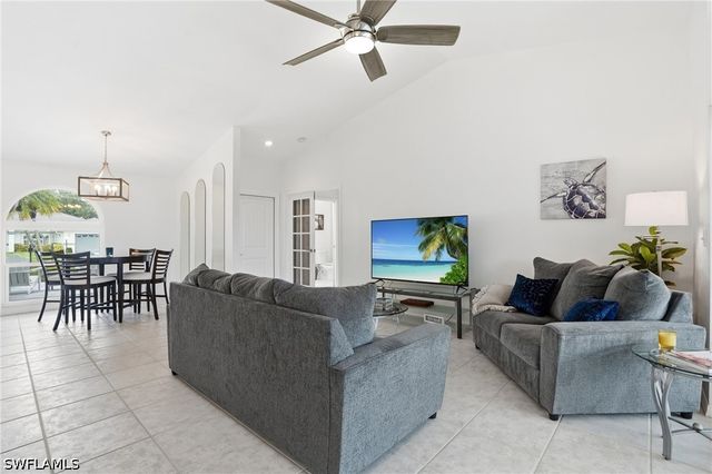 132 Bordeaux CIR, Naples, FL 34112