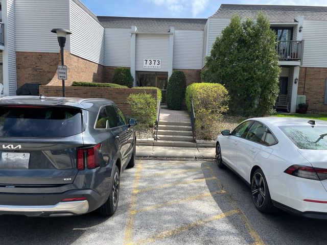 7373 Blackburn Avenue 104, Downers Grove, IL 60516