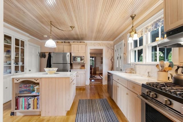 8 Leonard Cir, Medford, MA 02155