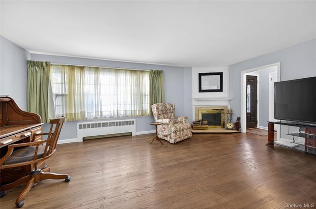 8 Crestwood Drive, Huntington Station, NY 11746