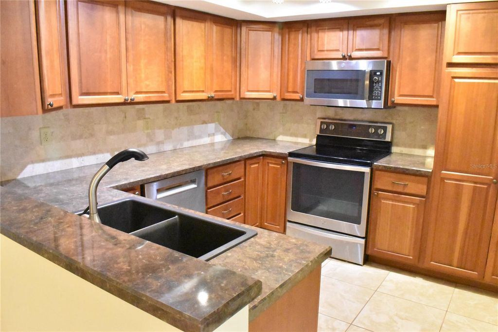Image 7 of property listing at 7606 15TH AVENUE NW, Bradenton, FL 34209