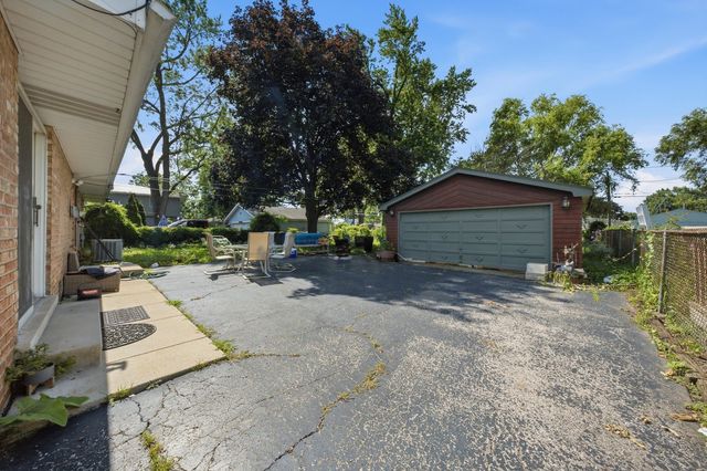 5023 W 81st Street, Burbank, IL 60459