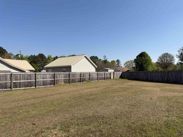 305 E Pointe Court, Kathleen, GA 31047
