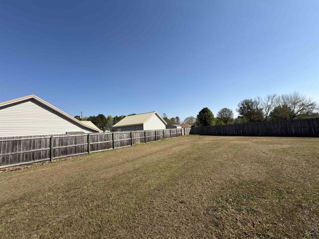 305 E Pointe Court, Kathleen, GA 31047
