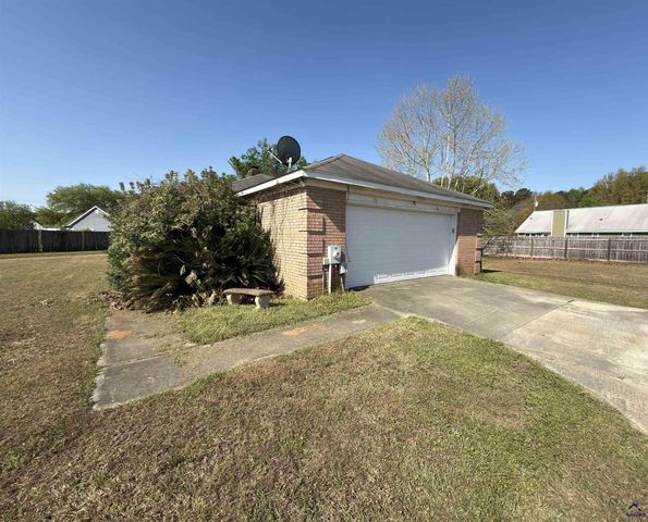 305 E Pointe Court, Kathleen, GA 31047