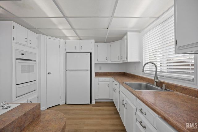 152 Torrey Pine Lane, Bakersfield, CA 93308