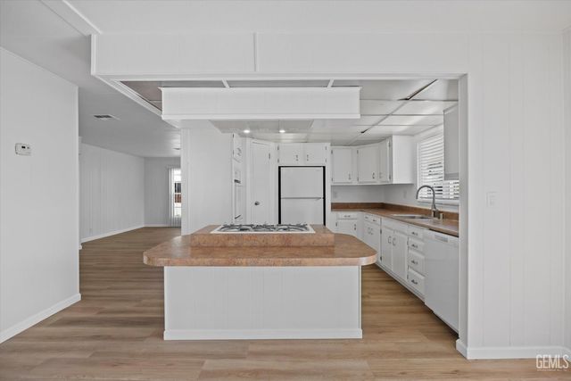 152 Torrey Pine Lane, Bakersfield, CA 93308