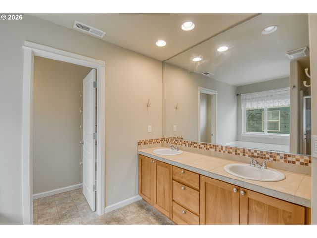 21626 Sw PARKIN Ln, Beaverton, OR 97003