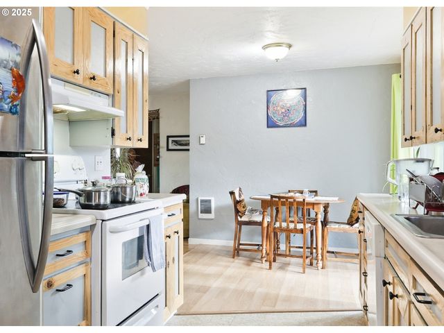 207 W D St, Springfield, OR 97477