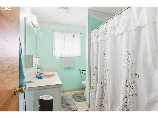 207 W D St, Springfield, OR 97477