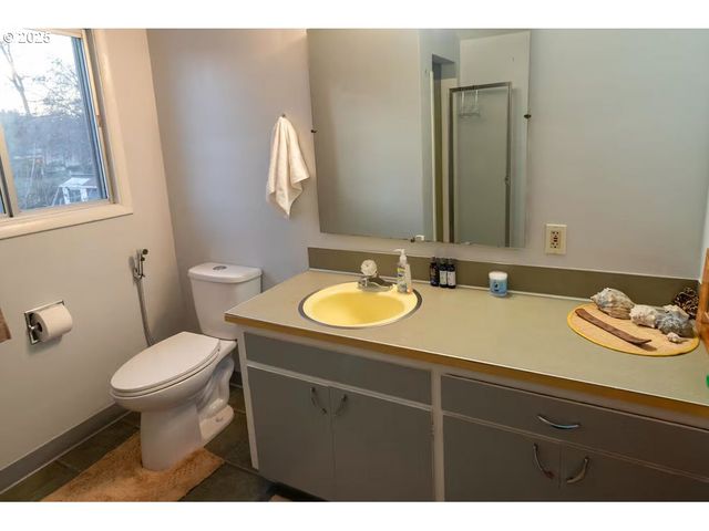 207 W D St, Springfield, OR 97477