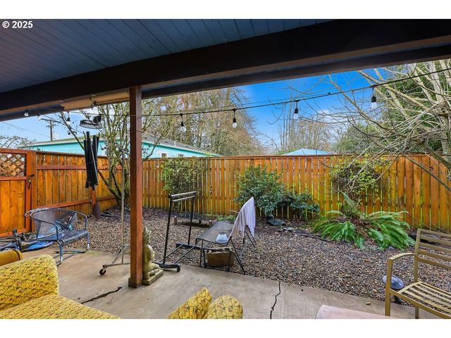 207 W D St, Springfield, OR 97477