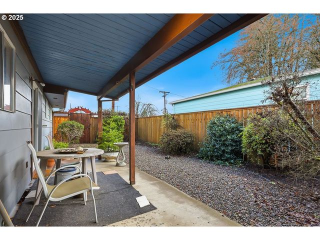 207 W D St, Springfield, OR 97477