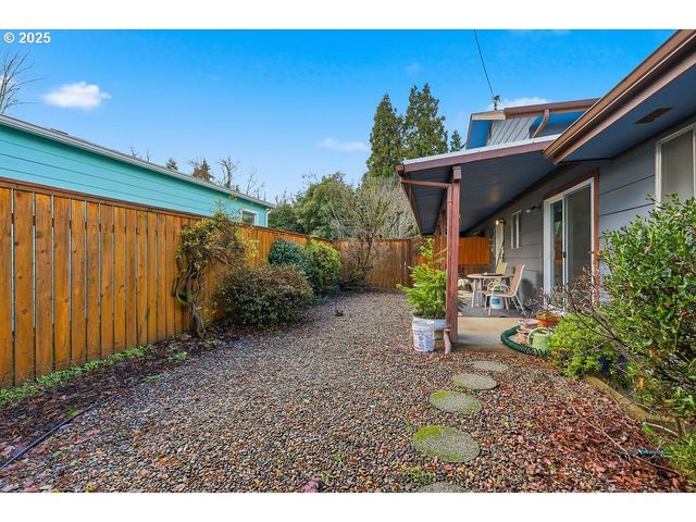 207 W D St, Springfield, OR 97477