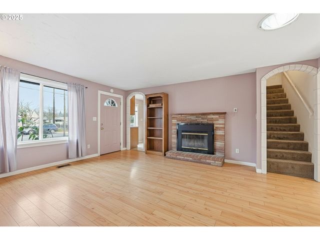 207 W D St, Springfield, OR 97477