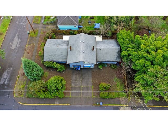207 W D St, Springfield, OR 97477