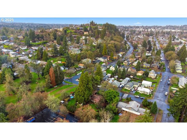 207 W D St, Springfield, OR 97477