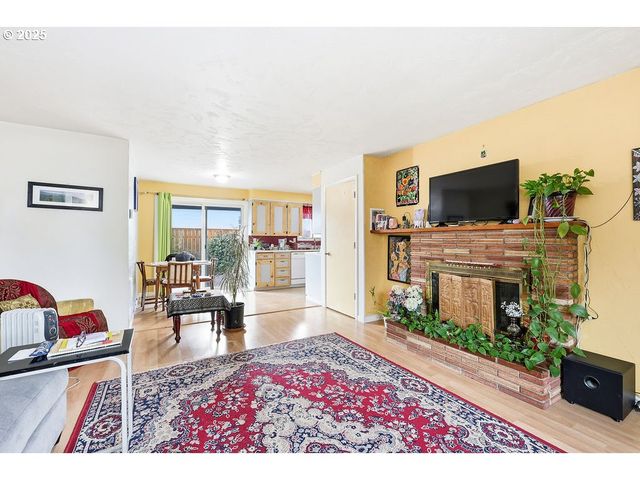 207 W D St, Springfield, OR 97477