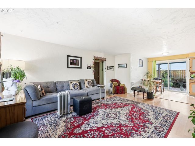 207 W D St, Springfield, OR 97477