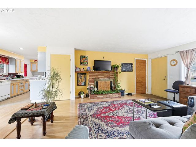 207 W D St, Springfield, OR 97477