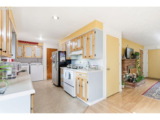 207 W D St, Springfield, OR 97477