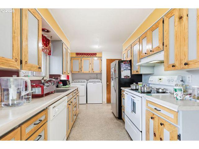 207 W D St, Springfield, OR 97477