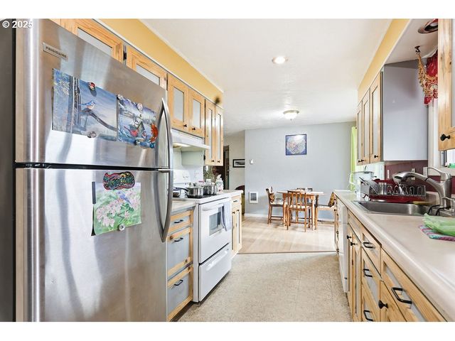 207 W D St, Springfield, OR 97477