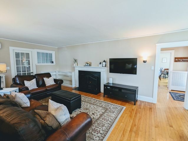 83 Saunders Rd, Norwood, MA 02062