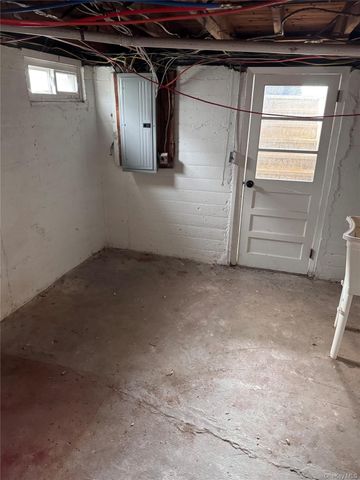 190 Lee Avenue, Hicksville, NY 11801