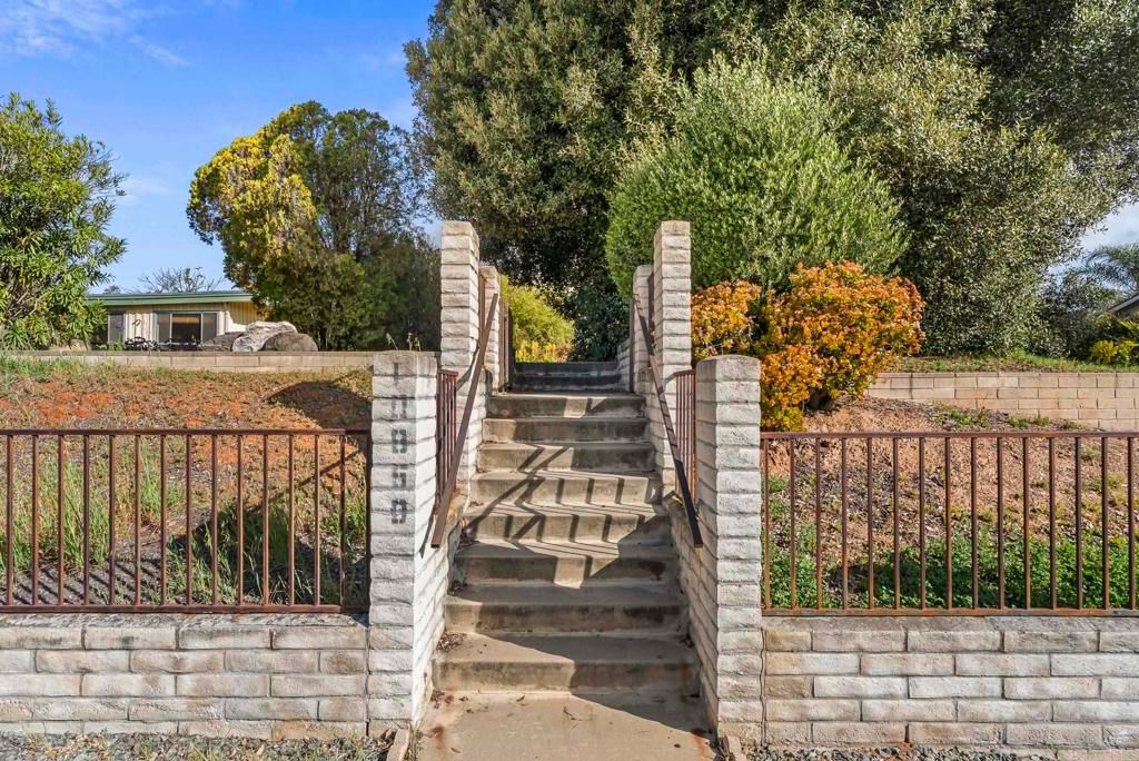 Image 10 of property listing at 10850 2nd Street, Santee, CA 92071