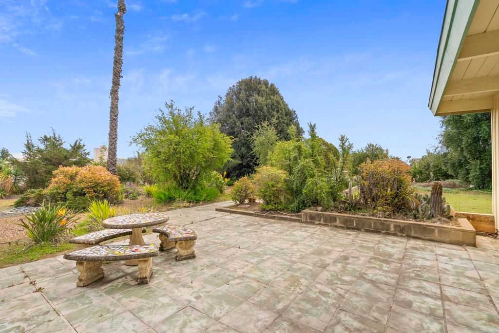 Image 4 of property listing at 10850 2nd Street, Santee, CA 92071