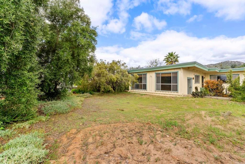 Image 5 of property listing at 10850 2nd Street, Santee, CA 92071