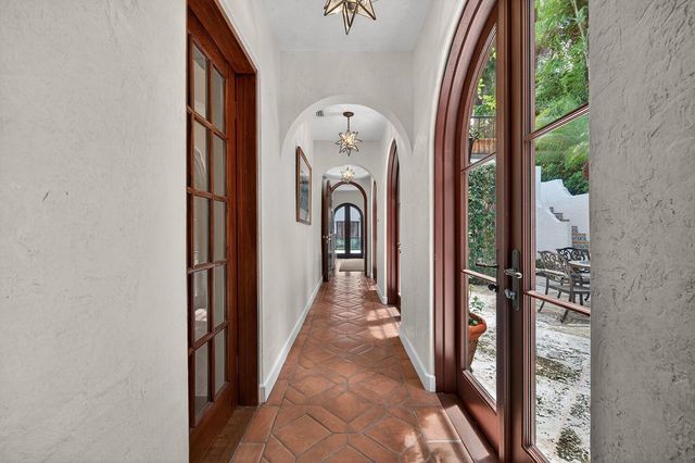 424 Brazilian Avenue, Palm Beach, FL 33480