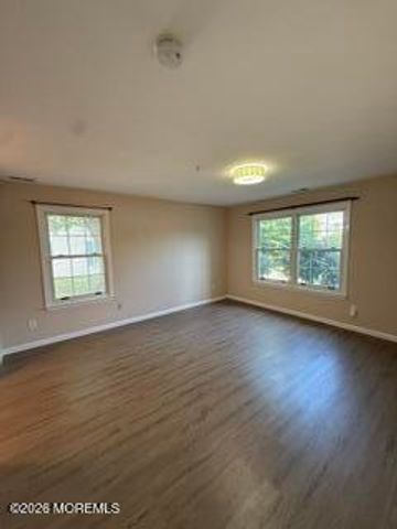 402 Wedgewood Circle, Belford, NJ 07718