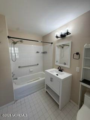 402 Wedgewood Circle, Belford, NJ 07718