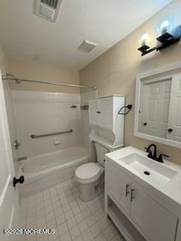 402 Wedgewood Circle, Belford, NJ 07718