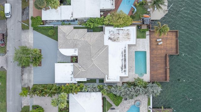 1690 Daytonia Rd, Miami Beach, FL 33141