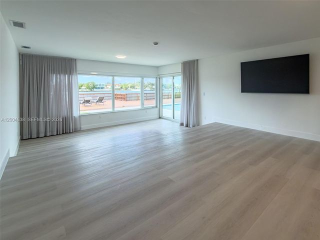 1690 Daytonia Rd, Miami Beach, FL 33141