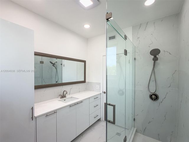 1690 Daytonia Rd, Miami Beach, FL 33141