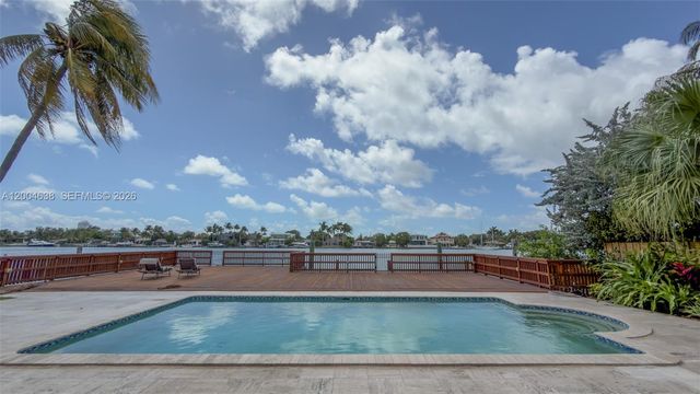 1690 Daytonia Rd, Miami Beach, FL 33141