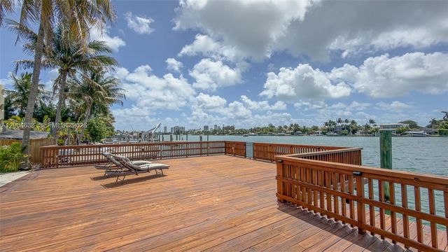 1690 Daytonia Rd, Miami Beach, FL 33141