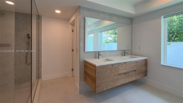 1690 Daytonia Rd, Miami Beach, FL 33141