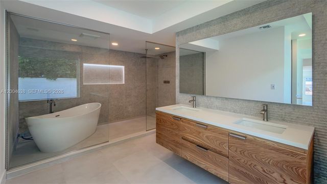 1690 Daytonia Rd, Miami Beach, FL 33141
