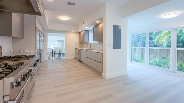 1690 Daytonia Rd, Miami Beach, FL 33141