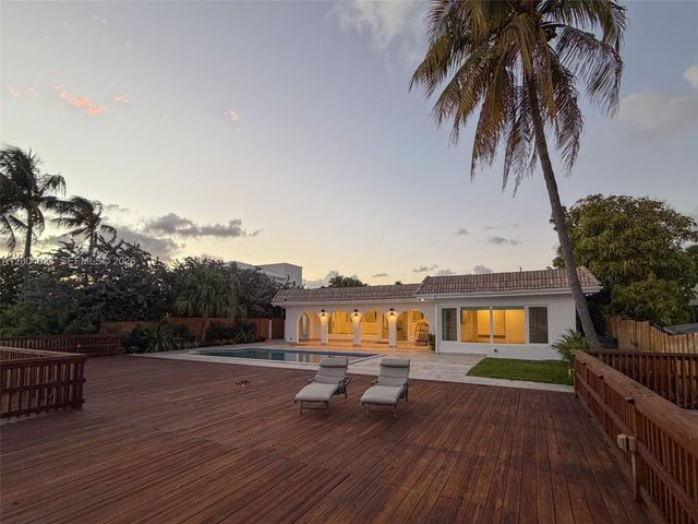 1690 Daytonia Rd, Miami Beach, FL 33141