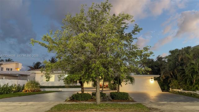 1690 Daytonia Rd, Miami Beach, FL 33141
