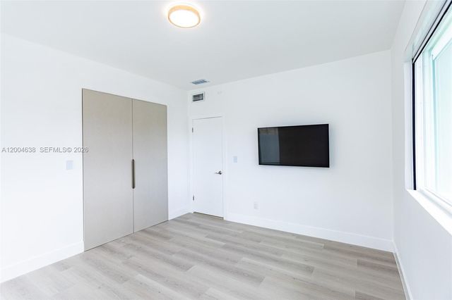 1690 Daytonia Rd, Miami Beach, FL 33141