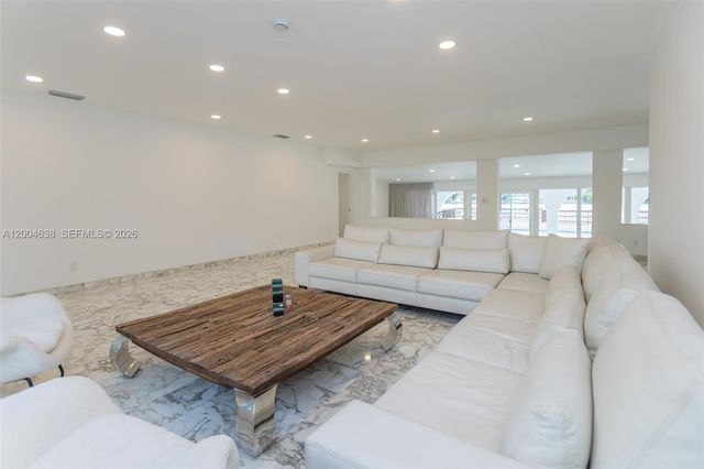 1690 Daytonia Rd, Miami Beach, FL 33141